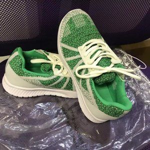 Women's green running shoes , light and good quality . US 4.5